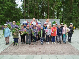 Возложение цветов к мемориалу павших односельчан в деревне Жуково Возложение цветов к мемориалу павших односельчан в деревне Жуково.